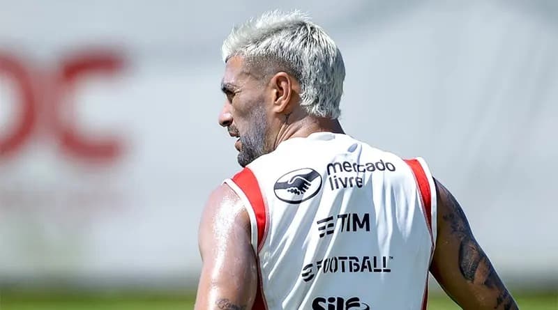 Arrascaeta durante treino do Flamengo