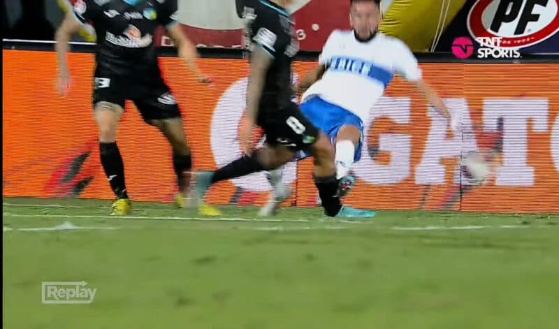 Mauricio Isla, ex-Flamengo, foi expulso após entrada feia em jogo da Universidad Católica pelo Campeonato Chileno