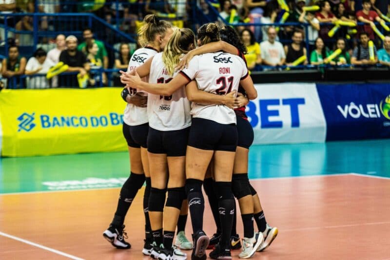 Time do Flamengo durante jogo com Praia Clube na Superliga