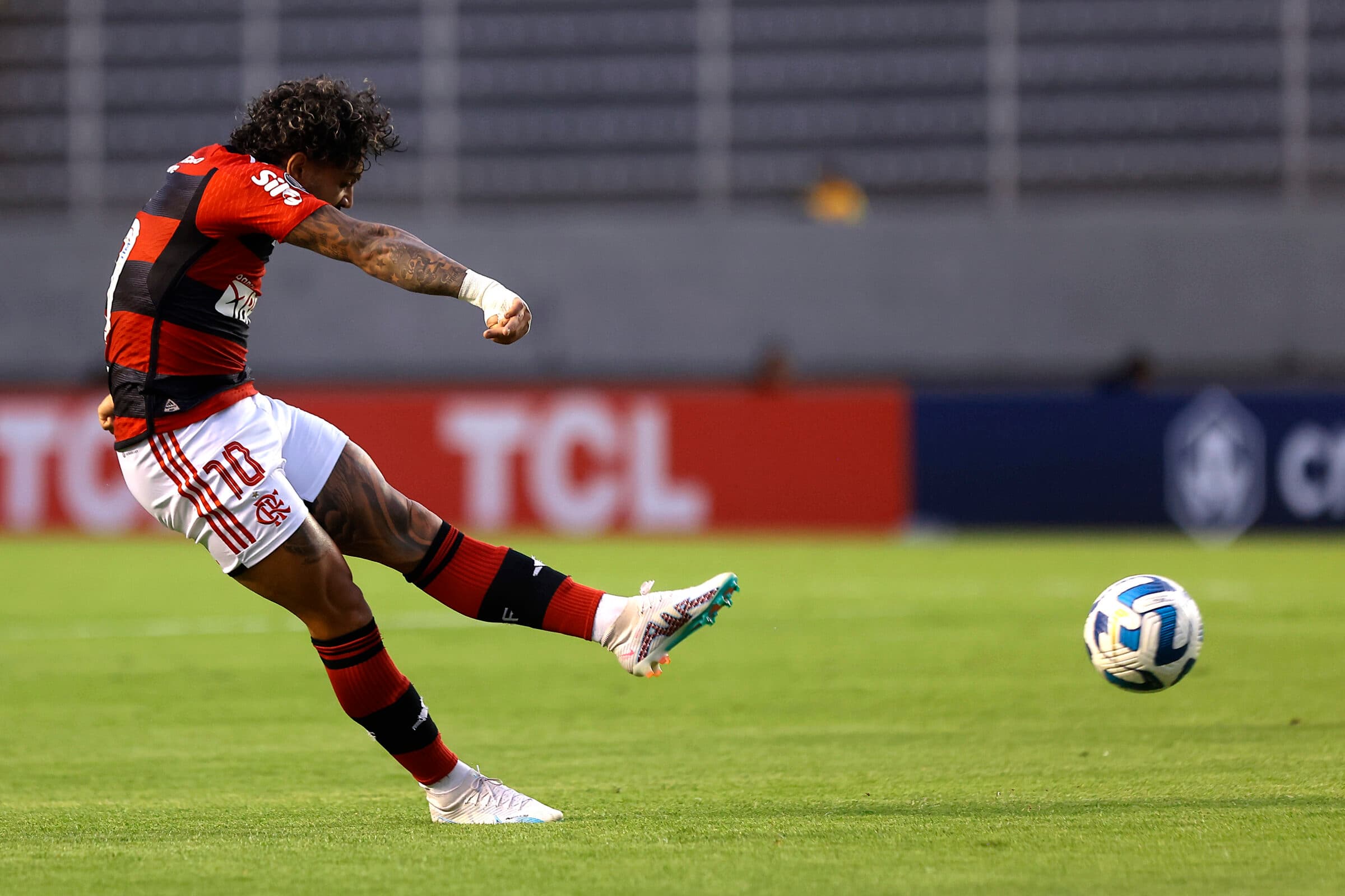 Gabigol em jogo contra o Aucas pela Libertadores