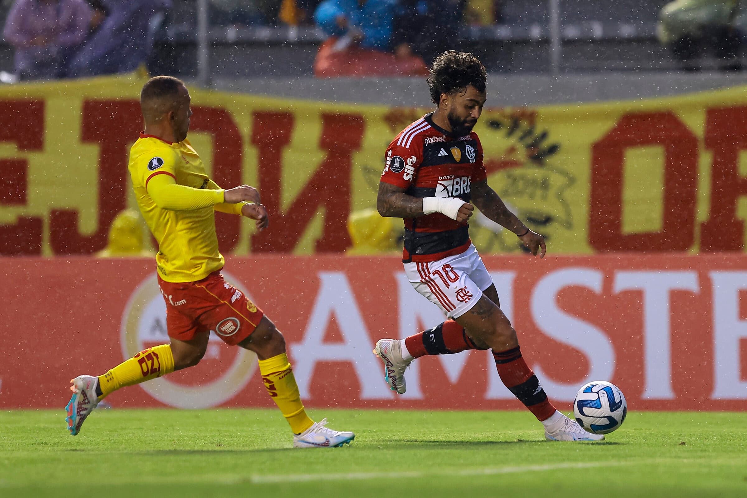 Gabigol durante jogo do Flamengo contra o Aucas na Libertadores