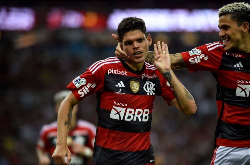 Ayrton Lucas em campo pelo Flamengo