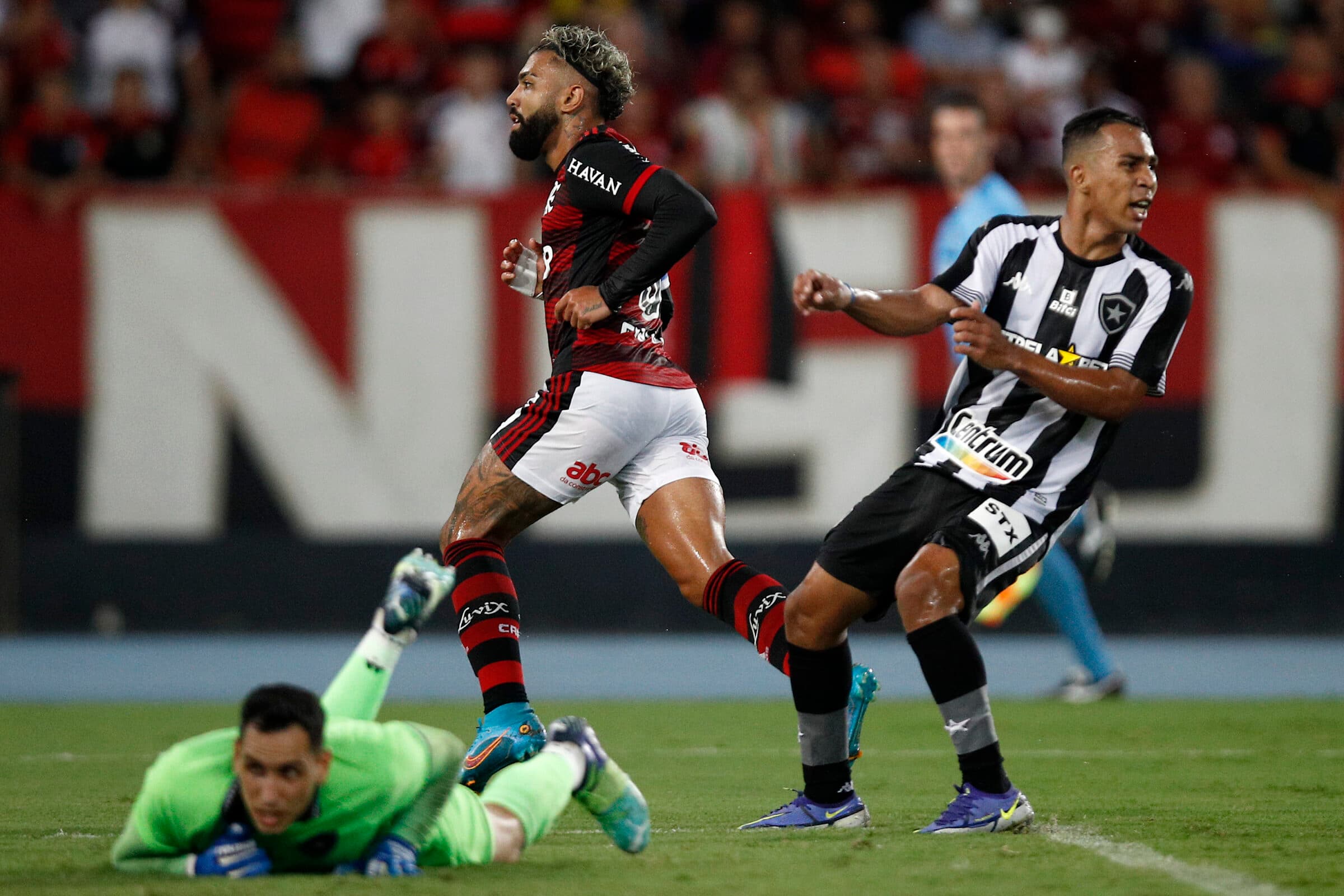 Gabigol marca contra o Botafogo