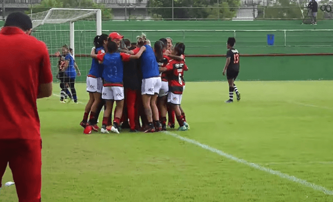 Pela Copa Rio Feminina, Flamengo vence o Vasco por 1-0 e pode ser campeão contra o Fluminense na próxima semana.