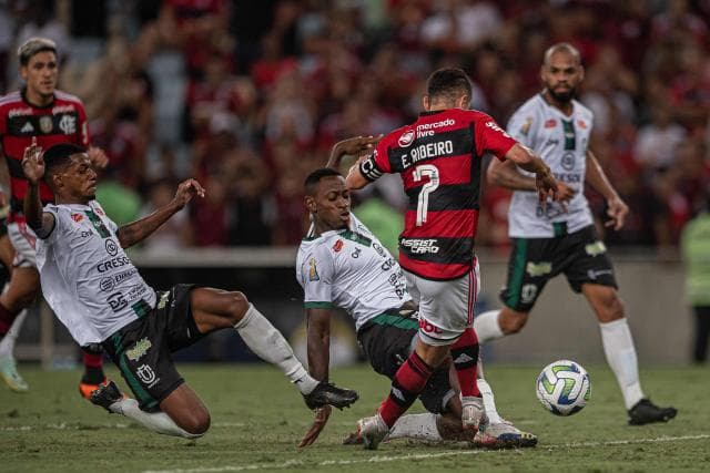 Técnico do Maringá rasga elogios ao Flamengo e destaca dificuldade de jogar no Maracanã