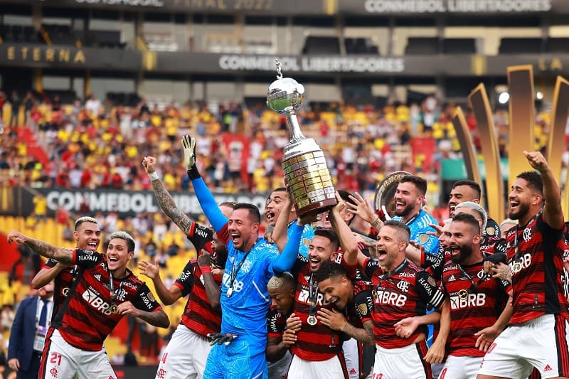 Jogadores do Flamengo com a taça da Conmebol Libertadores da América 2022