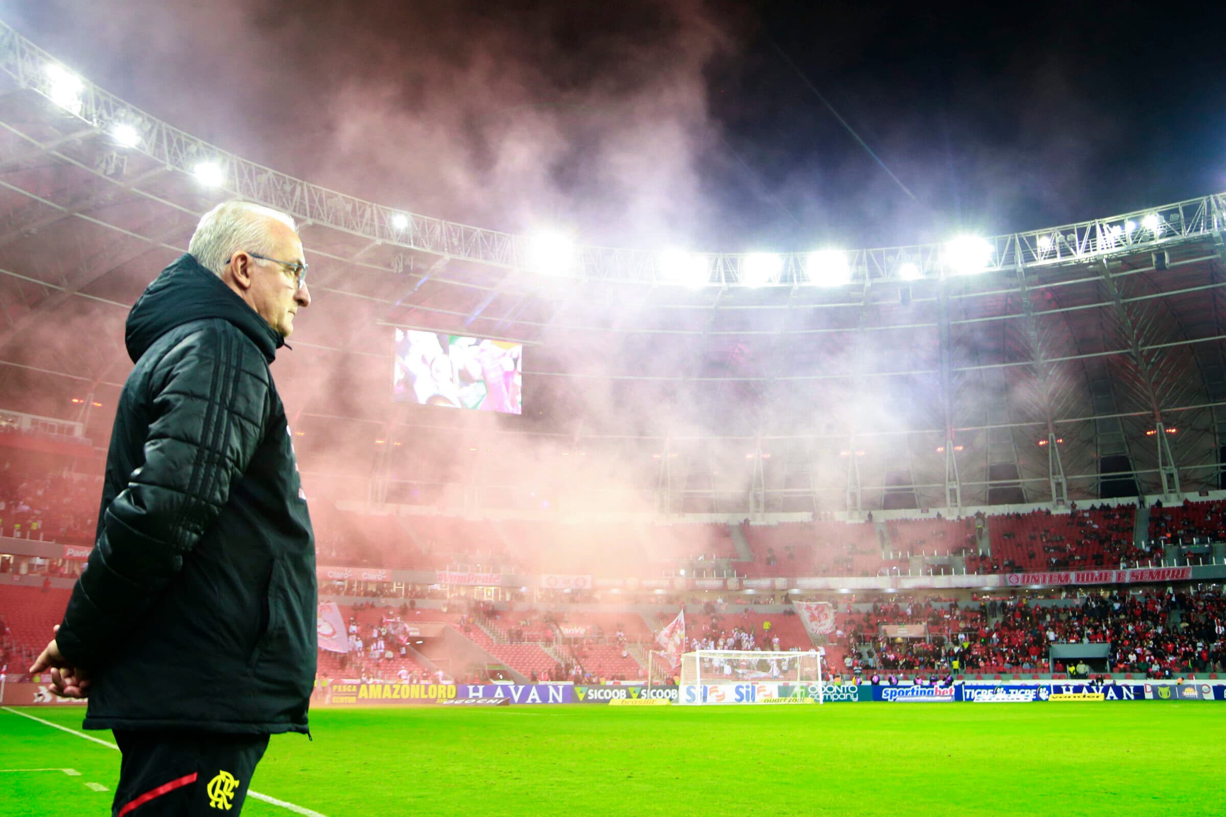 Dorival Júnior, assim como Jorge Sampaoli, perdeu para o Internacional no início de trabalho pelo Flamengo