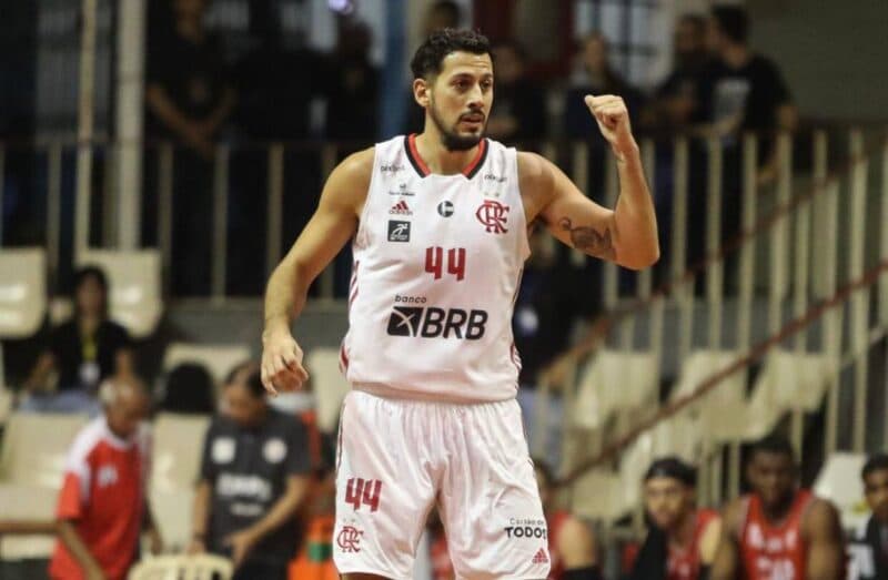 Loku Cuello com a camisa do Flamengo pelo NBB