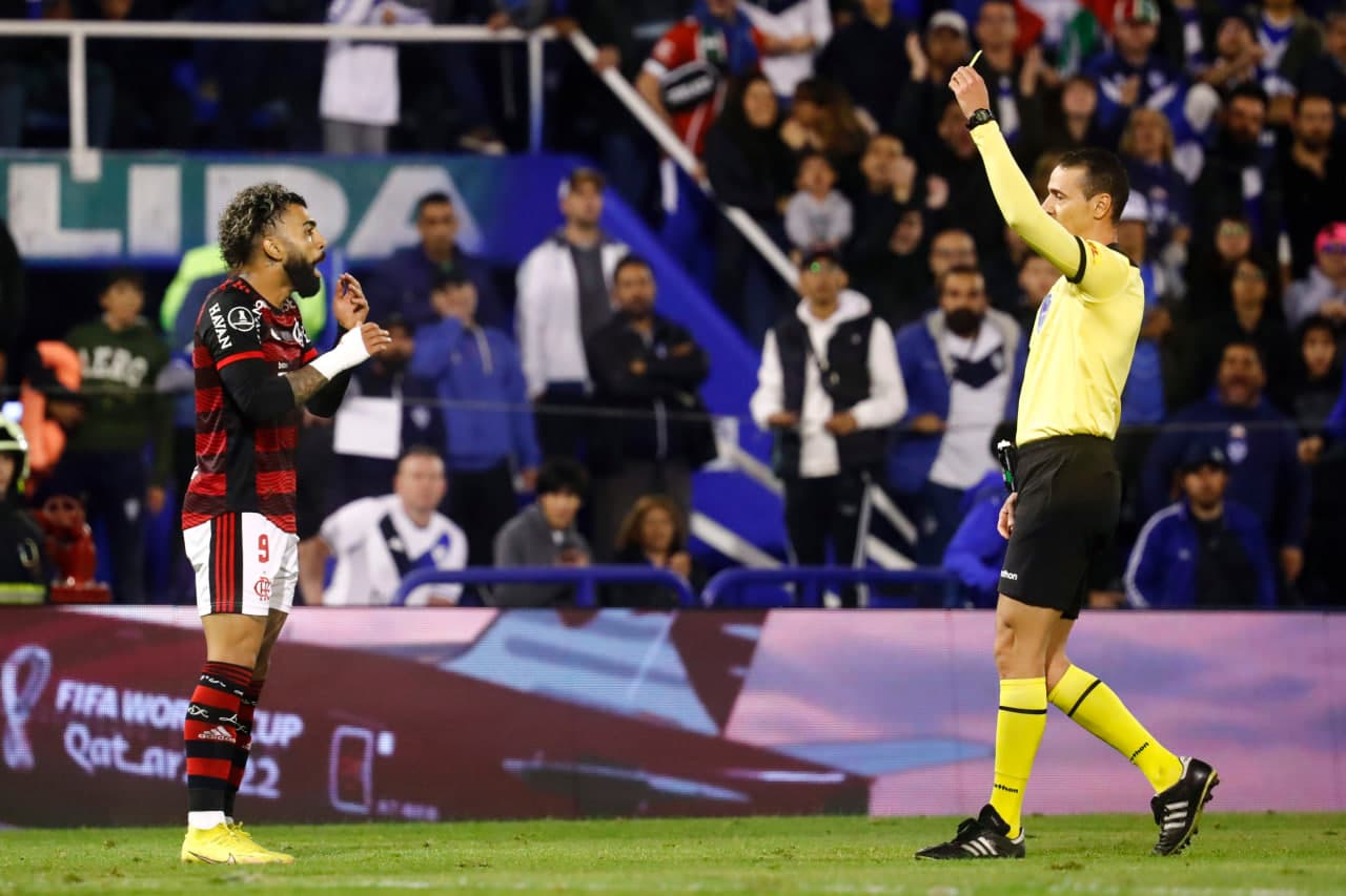 Wilmar Roldán, árbitro FIFA, dá amarelo ao atacante Gabigol na Libertadores 2022