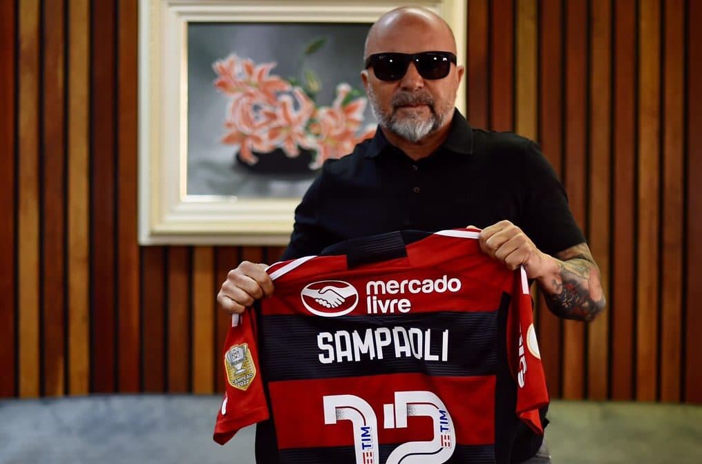 sampaoli com camisa do flamengo