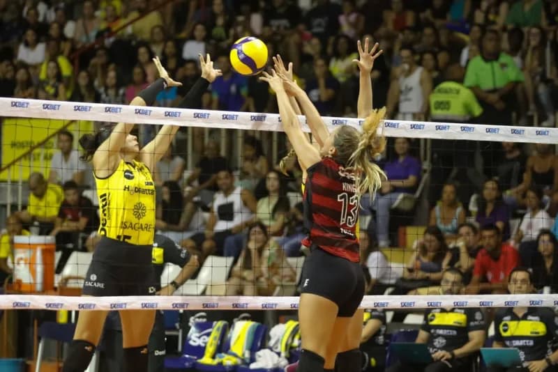 Flamengo e Praia Clube se enfrentam pela semifinal da Superliga Feminina de Vôlei