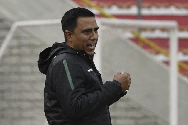 Técnico do Aucas quer o time com 'rebeldia de Flamengo' e compara Quito com Maracanã