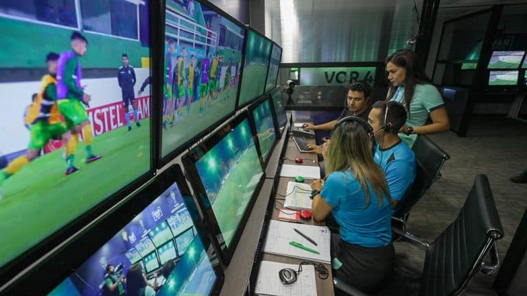 Conmebol tira VAR da Libertadores de estádios e leva para central no Paraguai