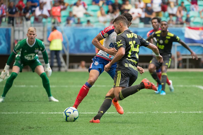 Arrascaeta em campo pelo Flamengo contra o Bahia; times se enfrentam pelo Brasileirão 2023 neste sábado confira palpites