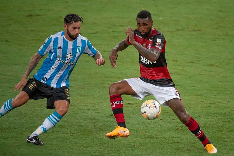 Gerson divide bola com jogador do Racing, no duelo pela Libertadores em 2020