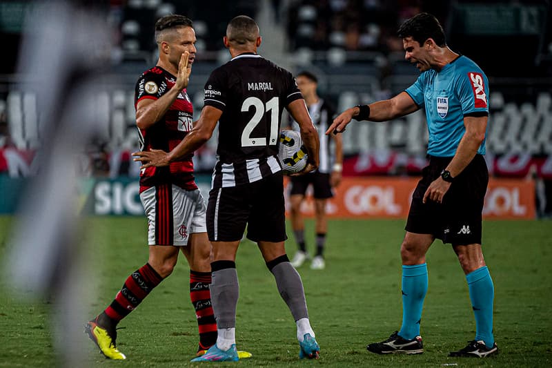 Diego Ribas e Marçal no duelo entre Flamengo e Botafogo