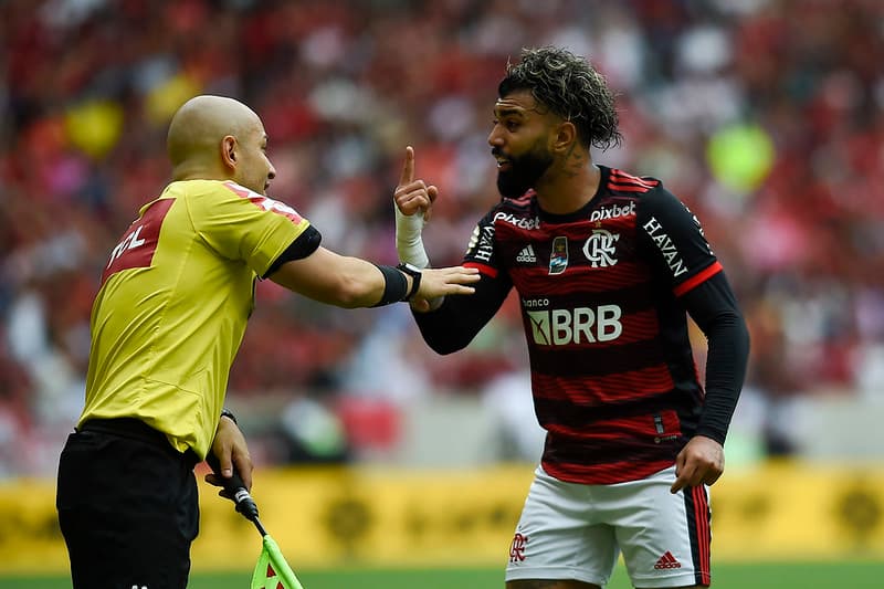 Gabigol reclama com arbitragem em jogo do Flamengo