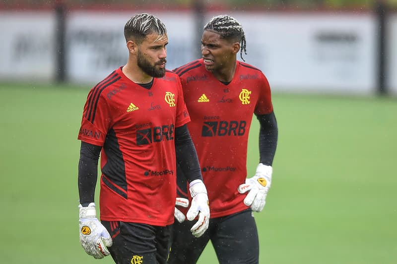 Com a lesão de Santos na última rodada contra o Athletico-PR, o jovem goleiro Matheus Cunha pede passagem pela titularidade no Flamengo