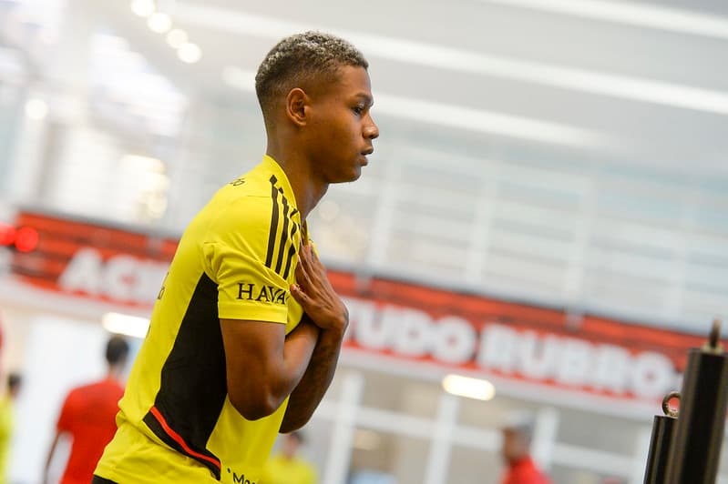 Matheus França, do Flamengo, está sendo investigado pela Polícia Civil do RJ por fraude na carteira de motorista