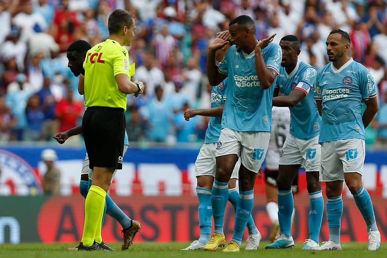 Árbitro justifica expulsões de jogadores do Bahia contra o Flamengo