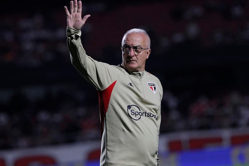 Após vitória de virada no Morumbi, torcedores do São Paulo agradeceram o Flamengo por Dorival Jr. O treinador está invicto há 11 jogos