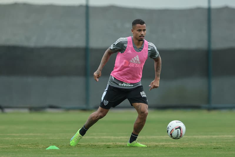 Allan em treino do Atlético-MG; Flamengo negocia com volante, proximos jogos, reforços e as últimas notícias