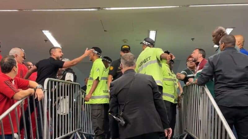 Diogo Lemos discute com Mário Bittencout após Flamengo x Fluminense pela Copa do Brasil