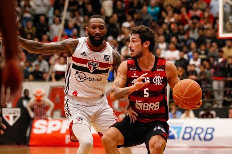 Ricaro Fischer em quadra pelo Flamengo contra o São Paulo pela semifinal do NBB
