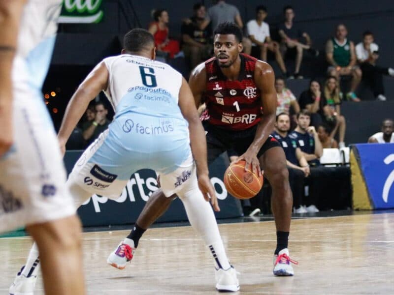 Gui Deodato em quadra pelo Flamengo contra o Bauru pelo NBB; próximo jogo na Libertadores, boato sobre volante Fernando e as últimas notícias