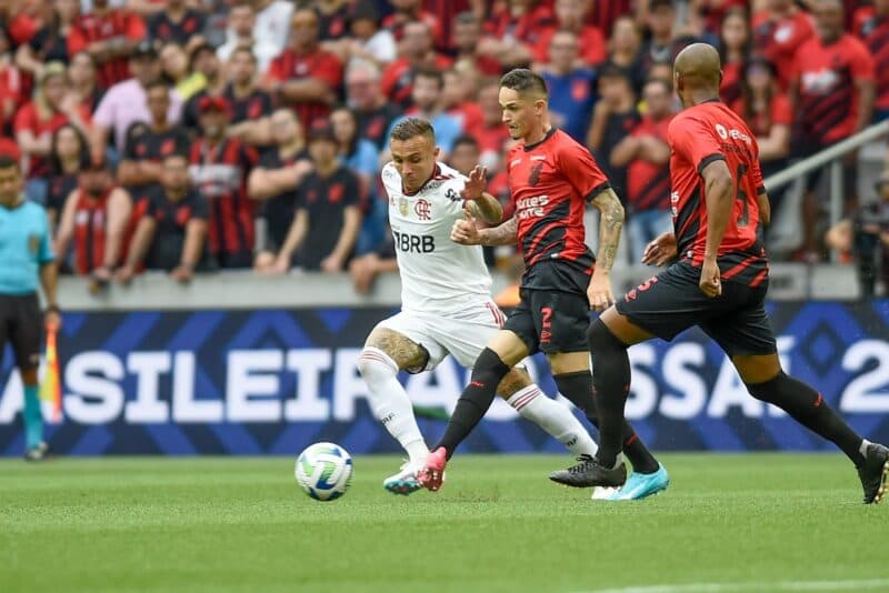 Cebolinha em campo pelo Flamengo contra o Athletico pelo Brasileirão