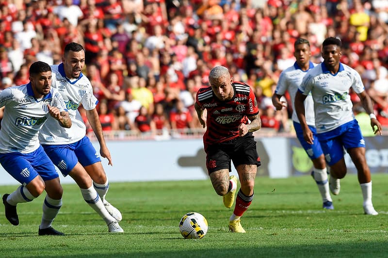 Jogadores do Flamengo se cumprimentam no Maracanã; histórico recente no estádio preocupa para jogo contra o Cuiabá
