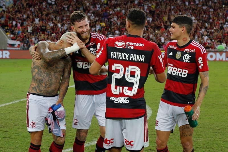 Jogadores do Flamengo comemoram com Léo Pereira, autor do gol contra o Corinthians