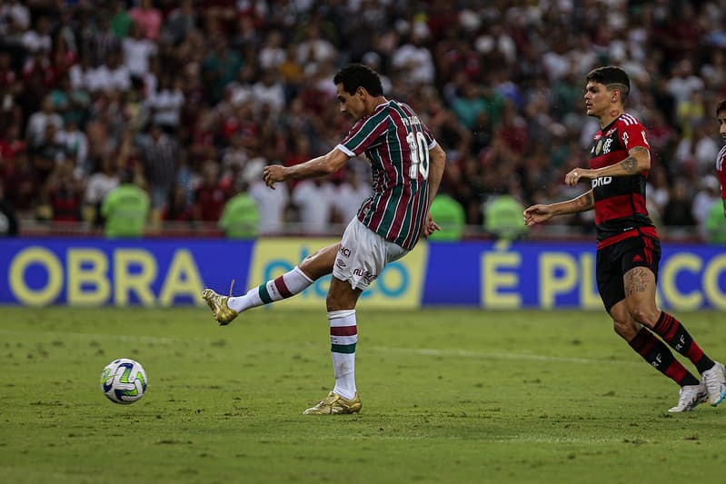 Ganso em campo contra o Flamengo pela Copa do Brasil