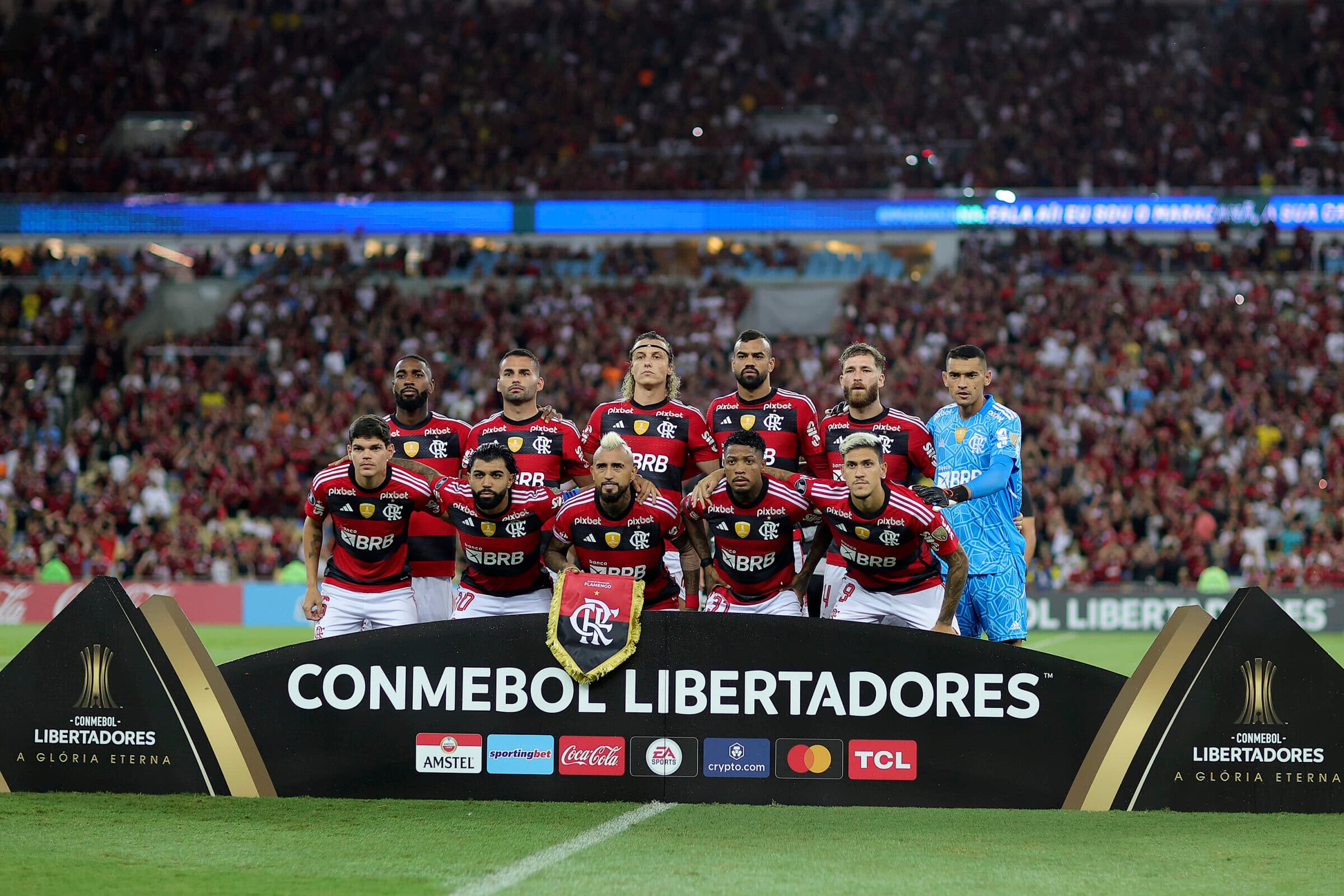 Time do Flamengo em jogo da Libertadores 2023; clube domina lista de maiores salários do torneio continental