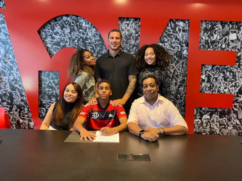 Meio-campista Joshua assina primeiro contrato profissional com o Flamengo