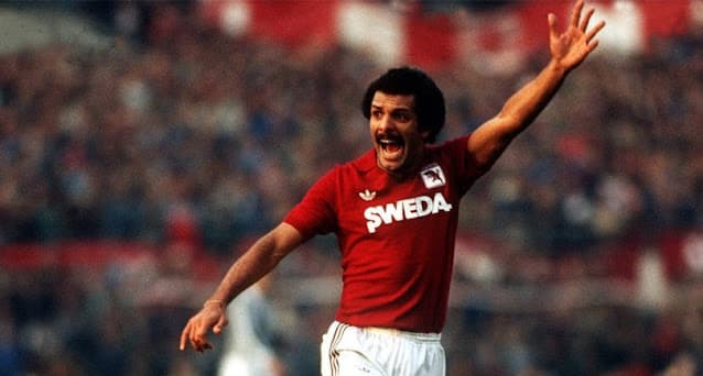 Junior com a camisa do Torino; ele foi vitima de racismo quando jogava na Itália