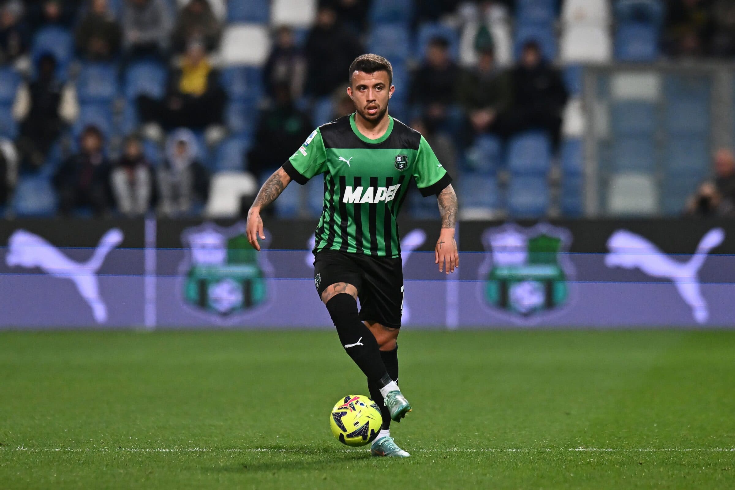 Matehus Henrique em campo pelo Sassuolo; portal afirma que proposta do Flamengo faria atleta retornar ao Brasil