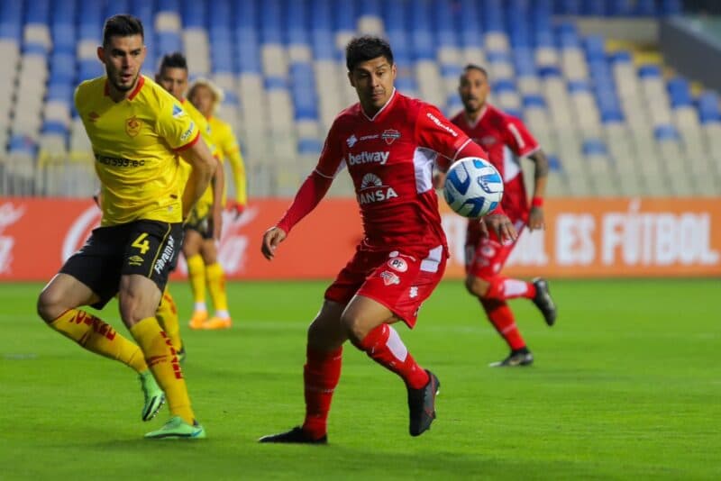 Jogador do Ñublense em campo contra o Aucas pela Libertadores; times estão no grupo do Flamengo
