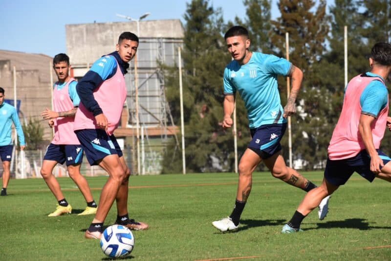 Gabriel Rojas em treino do Racing; lateral-esquerdo se recuperou de lesão e deve enfrentar o Flamengo pela Libertadores
