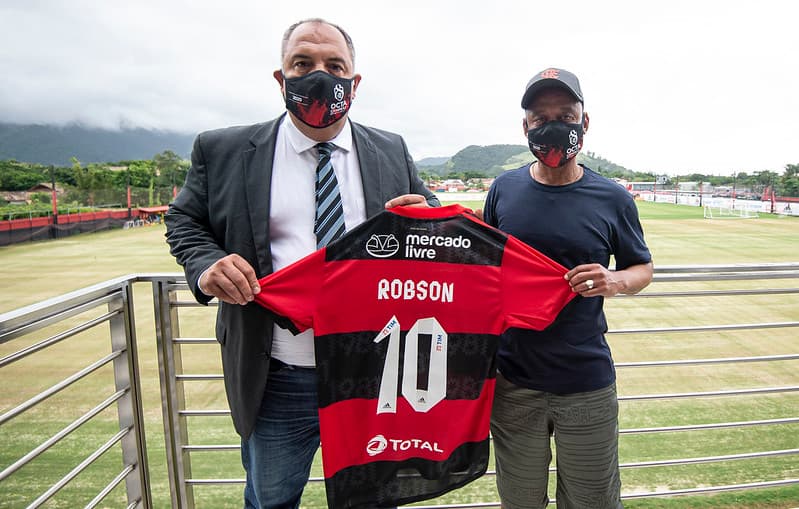 Robson em visita ao CT Ninho do Urubu; Flamengo nega interesse na contratação de Fernando, que deixou o rubro-negro preso na Rússia por 2 anos
