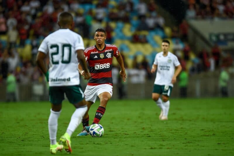 Vitor Hugo em campo pelo Flamengo contra o Goiás pelo Brasileirão; confira as últimas notícias