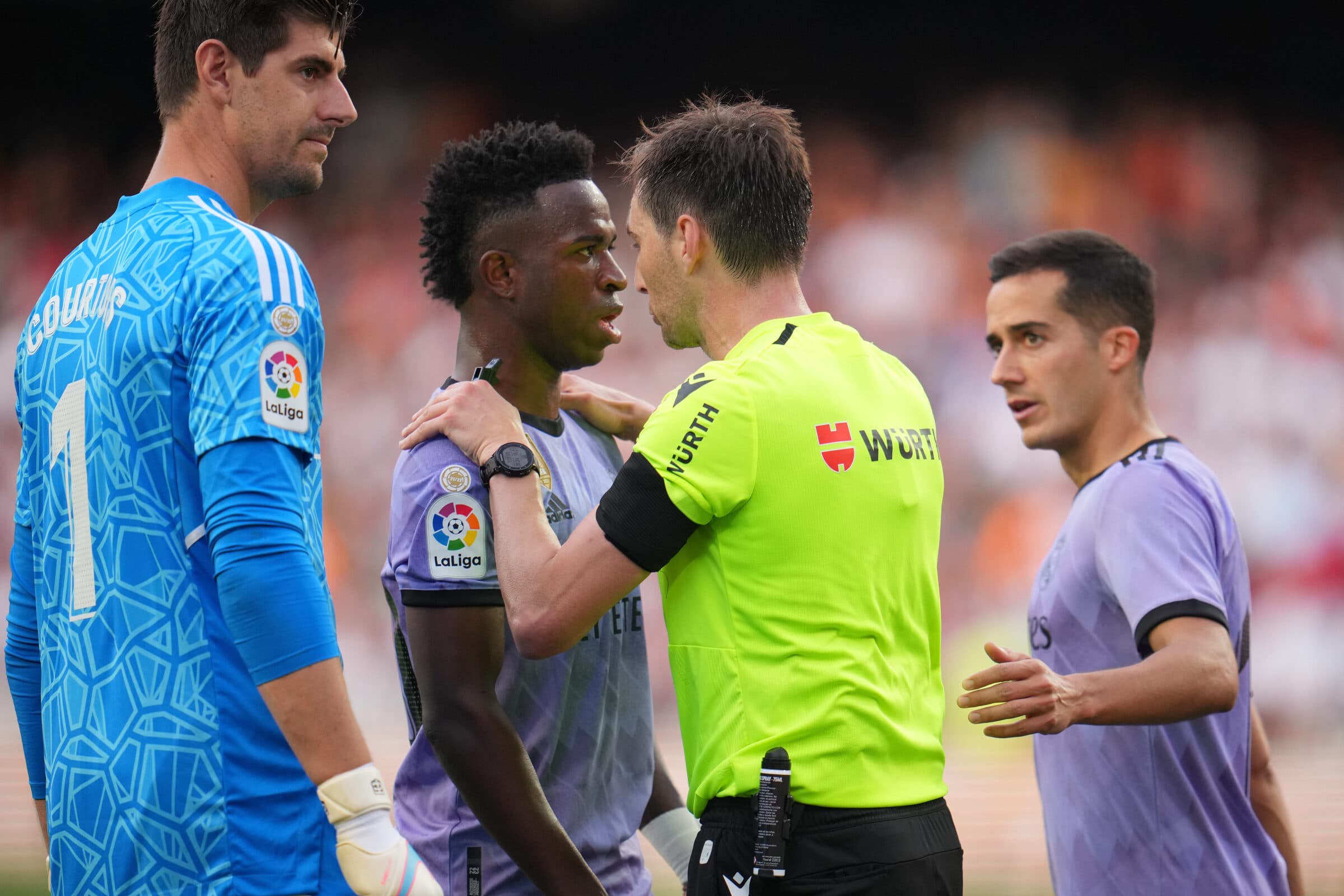 Vinícius Júnior em campo em Real Madrid x Valencia; jogador foi alvo de novos ataques racistas na Espanha