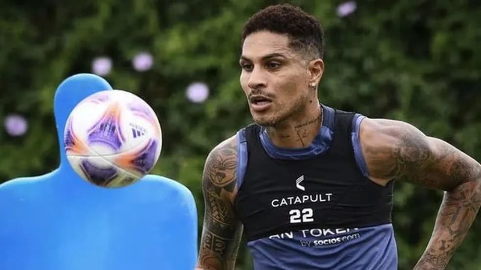 Paolo Guerrero, ex-Flamengo, com a camisa do Racing