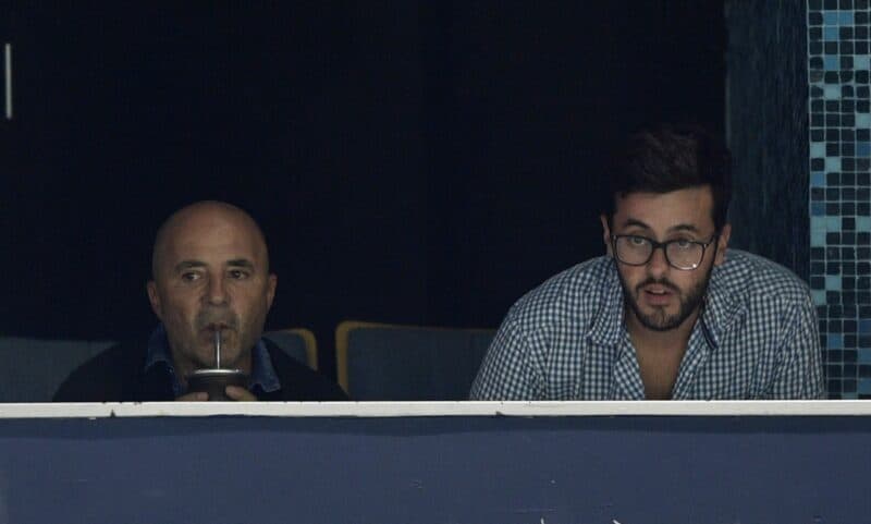 Jorge Sampaoli assistindo jogo do Racing, próximo adversário do Flamengo na libertadores, por conta de carrasco do vasco