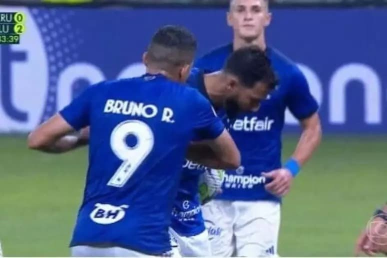 Henrique Dourado briga com Bruno Rodrigues em Cruzeiro x Fluminense