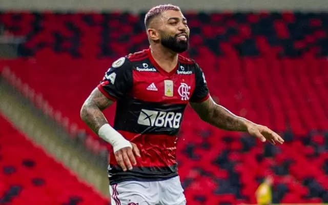 Gabigol com cabelo rosa pelo Flamengo em 2020