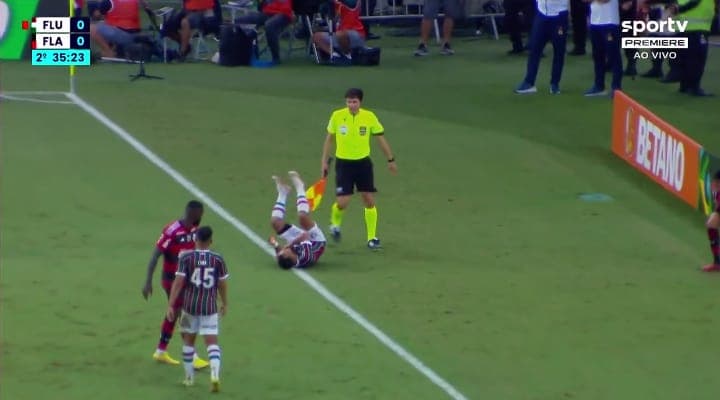 Samuel Xavier faz simulação vexatória em Flamengo x Fluminense