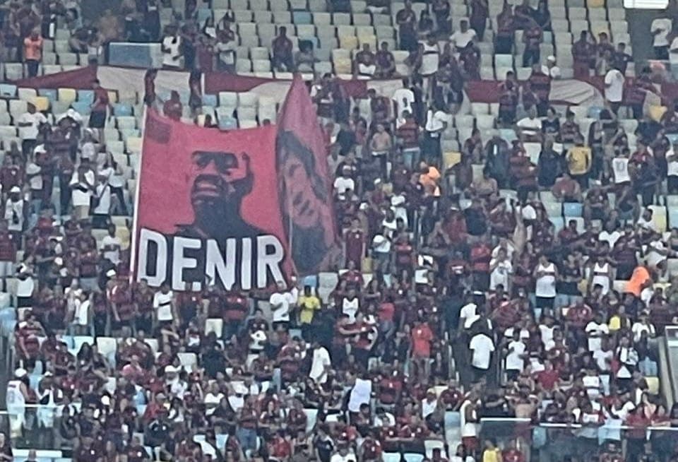 Bandeira em homenagem a Seu Denir, funcionário mais antigo da história do Flamengo