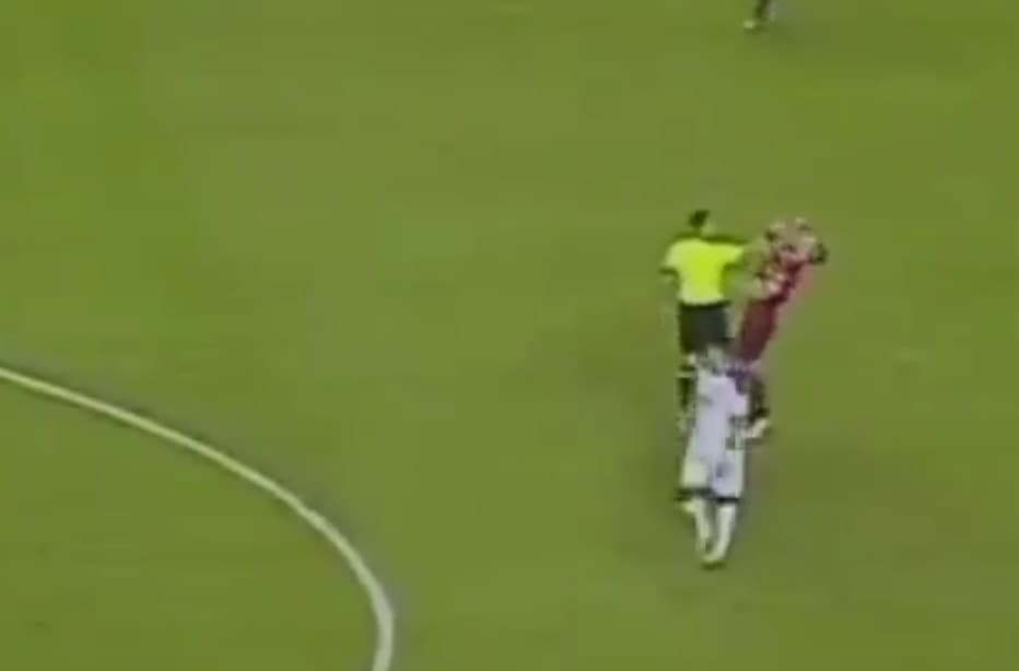 Esteban Ostojich acertou o rosto de Diego Ribas em Flamengo x LDU, em 2021