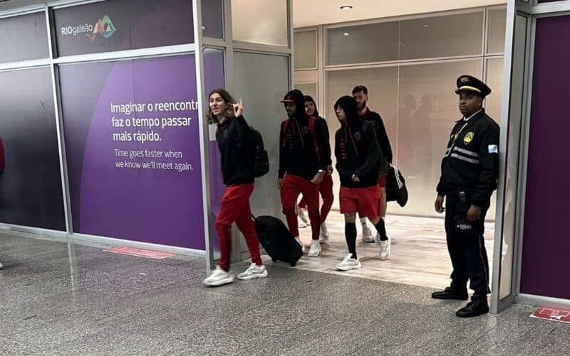 Filipe Luís e elenco do Flamengo desembarcam no Galeão